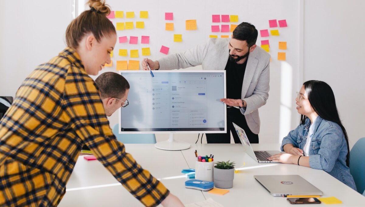 How to Evaluate and Track Employee Performance